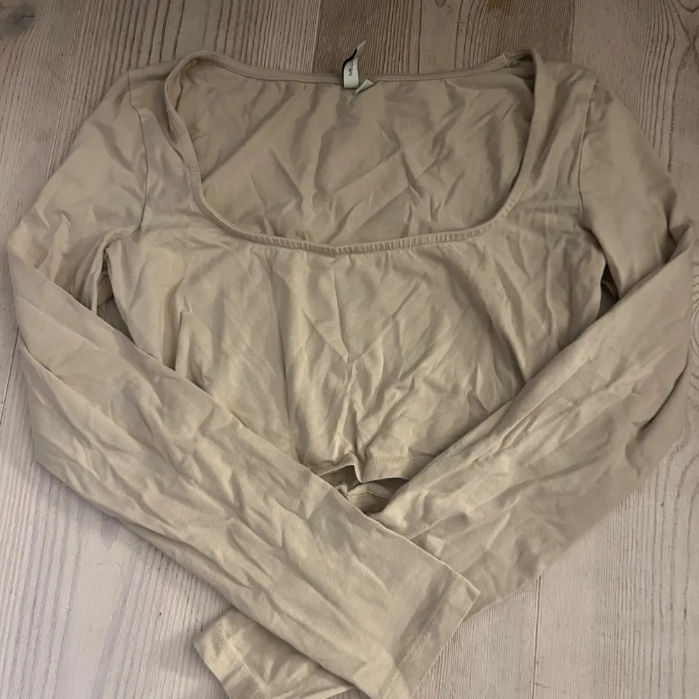 Beige croptop från Nelly i storlek xs i mycket bra skick . Toppar.