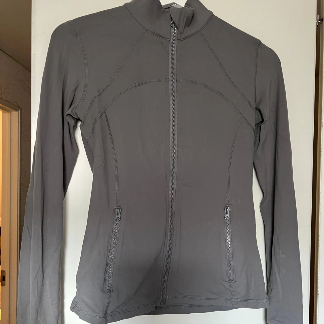 Grå träningsjacka med dragkedja