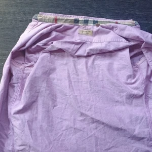 Burberry skjorta - Passar yngre, tunnare eller mindre grabbar. Säljer då jag är för stor för den