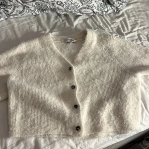 Other stories  - Jätte fin stickad kortärmad kofta ! Kom privat om fler bilder, pris kan diskuteras 💞