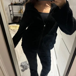 Teddy jacka/kofta - En svart Teddy jacka/kofta med dragkedja. Använd fåtal gånger. Skriv vid frågor. 🥰