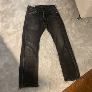 Levis 501 - Skick: lite slitet i sömnen på vänster fram ficka och på byxkanterna.