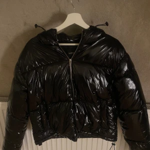 Jacka - Jacka ifrån Boohoo, köpt för ca 1000 kr. Aldrig använd är som ny.  Skriv för funderingar 💖