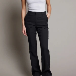 Kostymbyxor VILMA bikbok - Svarta kostymbyxor från VILMA kollektionen på bikbok i storlek 38. Raka ben. Normal i storlek