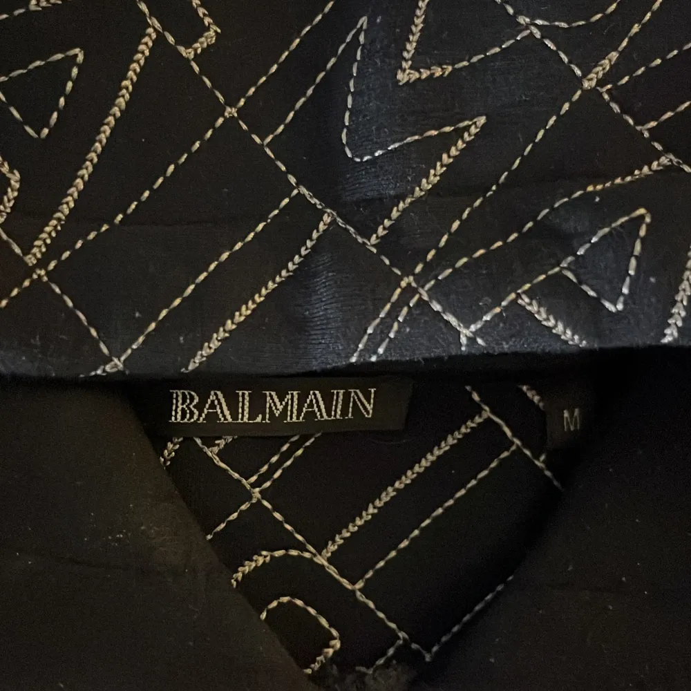 Tjena, fet Balmain hoodie i strl M, modelen på bilden är 180 och passar perfekt! Köpt i Dubai mall för 7k för 5 månader sen, vid fler frågor tveka inte på fråga! (Skick 10/10). Tröjor & Koftor.