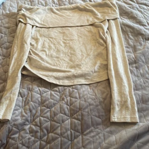 Snygg off Shoulder tröja  -  aldrig använd 