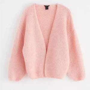 Lindex kofta - Säljer den här super gulliga koftan från Lindex i storlek M då den tyvär var lite för stor💞Den är köpt här på plick men den är i super bra skick, Skriv gärna vid intresse❤️