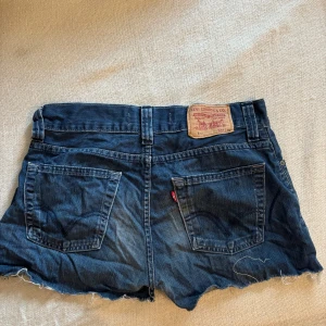 Levis shorts  - Världens snyggaste shorts som tyvärr är för små för mig, storleken står inte kvar men är S/XS. Mycket varsamt använda, köparen står för frakten 💙