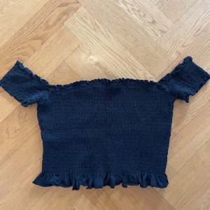 Svart Topp BikBok - Basic men fin svart topp, ganska stretchig och i bra skick, säljer då den inte används!🤩💕