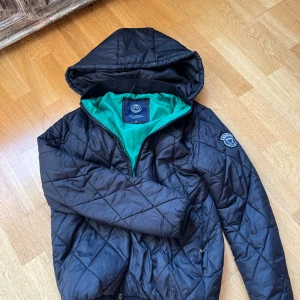 Lättviktsjacka Svea - Fin svart Sveajacka med grönt foder.