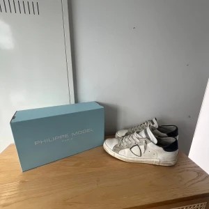 Phillipe model skor - Säljer mina phillipe model skor för ej användning. Dom är i bra skick och kvitto och låda följer med.