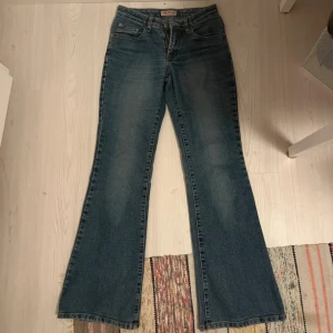 flared jeans - lågmidjade, flared jeans. ❤️  innerbenslängd:78cm  midjemått rakt över:34-35cm pris kan diskuteras 😇😇