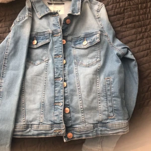 Jeans jacka  - Jeans jacka i storlek 42