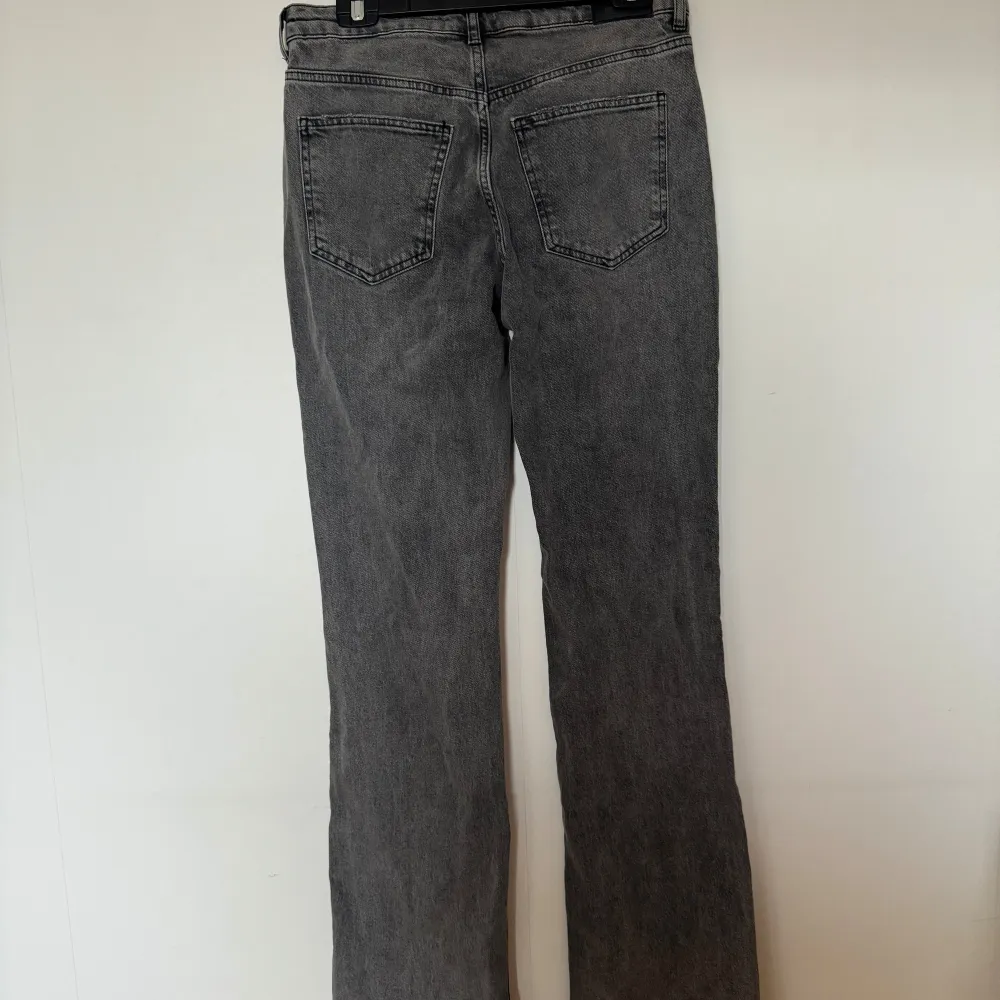 Helt oanvända grå jeans från gina tricot Jeansen är i storlek 40 Modellen är full length flared jeans.. Jeans & Byxor.