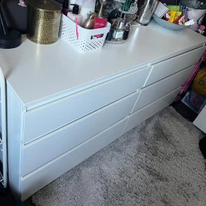 Kullen byrå - Ikea  - Säljer min kullen byrå då den inte används längre. Som sprillans ny! Finns bara några få märken på framsidan som knappt syns (se bild). Behövs inte monteras ner vid hämtning. Vilka mått byrån har finns i bifogad bild.  Pris kan diskuteras! 