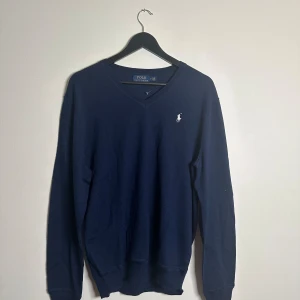 Blå tröja Ralph Lauren  - FinStickad bomullströja från Ralph Lauren. Storlek M. Aldrig använd. Tröjan är herrmodell men jag tycker den fungerar för både tjej och kille 
