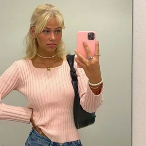 Söt Långärmad Topp - Söt Långärmad sommartopp från Itsmay, ny pris 483kr exklusive frakt. Knappt andvänd. Säljer för 200kr+frakt eller högsta bud