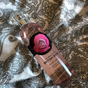 Parfym - Parfym från the body shop, Säljer då jag fick hem dubbelt av den💖