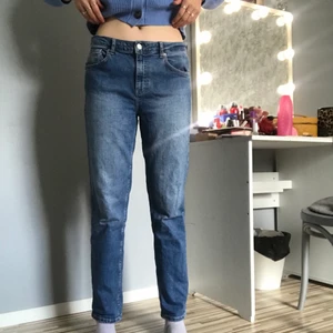 Jeans till salu! - Använda få gånger. Jag är drygt 170 cm lång och de är kanska bra i längden men de är för stora för mig och jag brukar ha 34,36,38 i jeans beroende på vart de är ifrån.