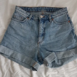 Shorts  - Högmidjade lite längre shorts från Monika i storlek 26, super sköna och trendiga 