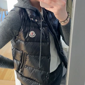 Moncler väst - Intressekoll på min superfina moncler väst. Extremt sparsamt använd därav toppen skick. Äkta, köpt på farfetch (har lappar kvar + man kan scanna QR koden). Superhärlig nu på våren! Lagom ”puffig”. Nypris ca 4.000, passar 34/36/38  💕 säljer för 2.000kr alternativt annat bra bud 😇