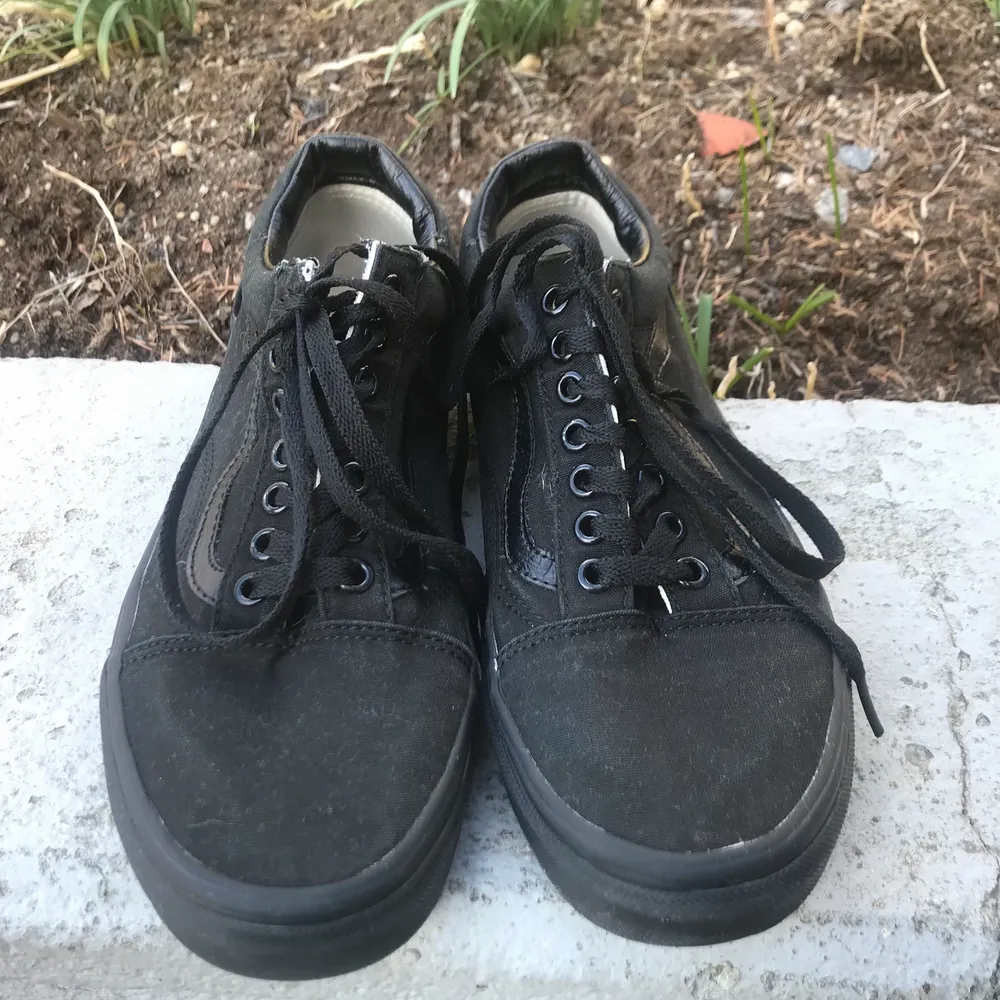 Svarta sneakers från Vans i normal storlek 40. Superfint skick, använda ett fåtal gånger och nytvättade. . Skor.