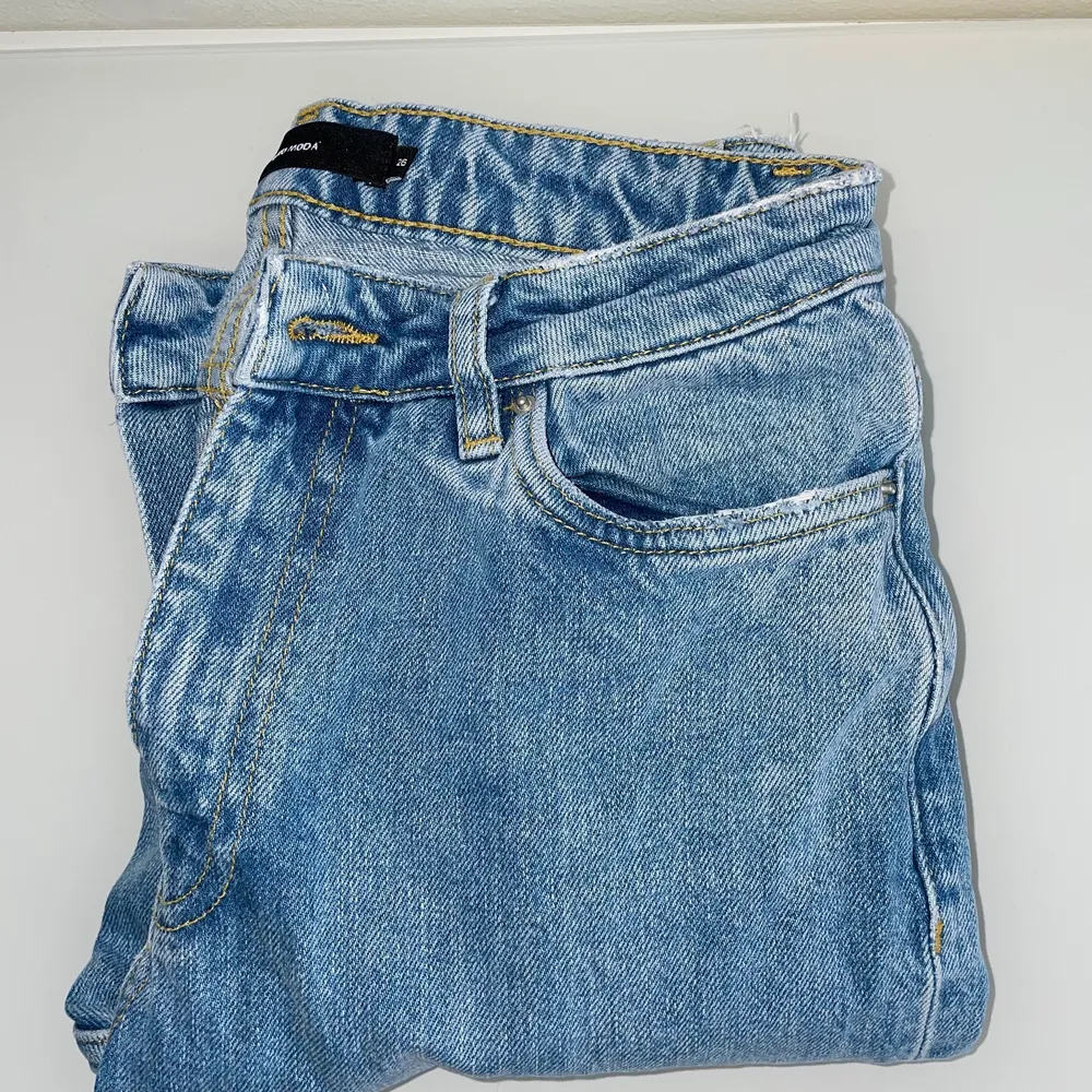 Jeans från Vero Moda säljes. Straight leg, midwaist.. Jeans & Byxor.