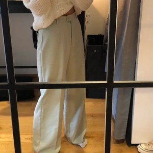 Pastell gröna byxor  - Finaste pastell gröna byxorna köpta på beyond retro som tyvärr inte används längre. Står ingen storlek men skulle säga att de passar 38. Lite för långa på mig som är 1,68 så funkar nog för folk upp till 1,75
