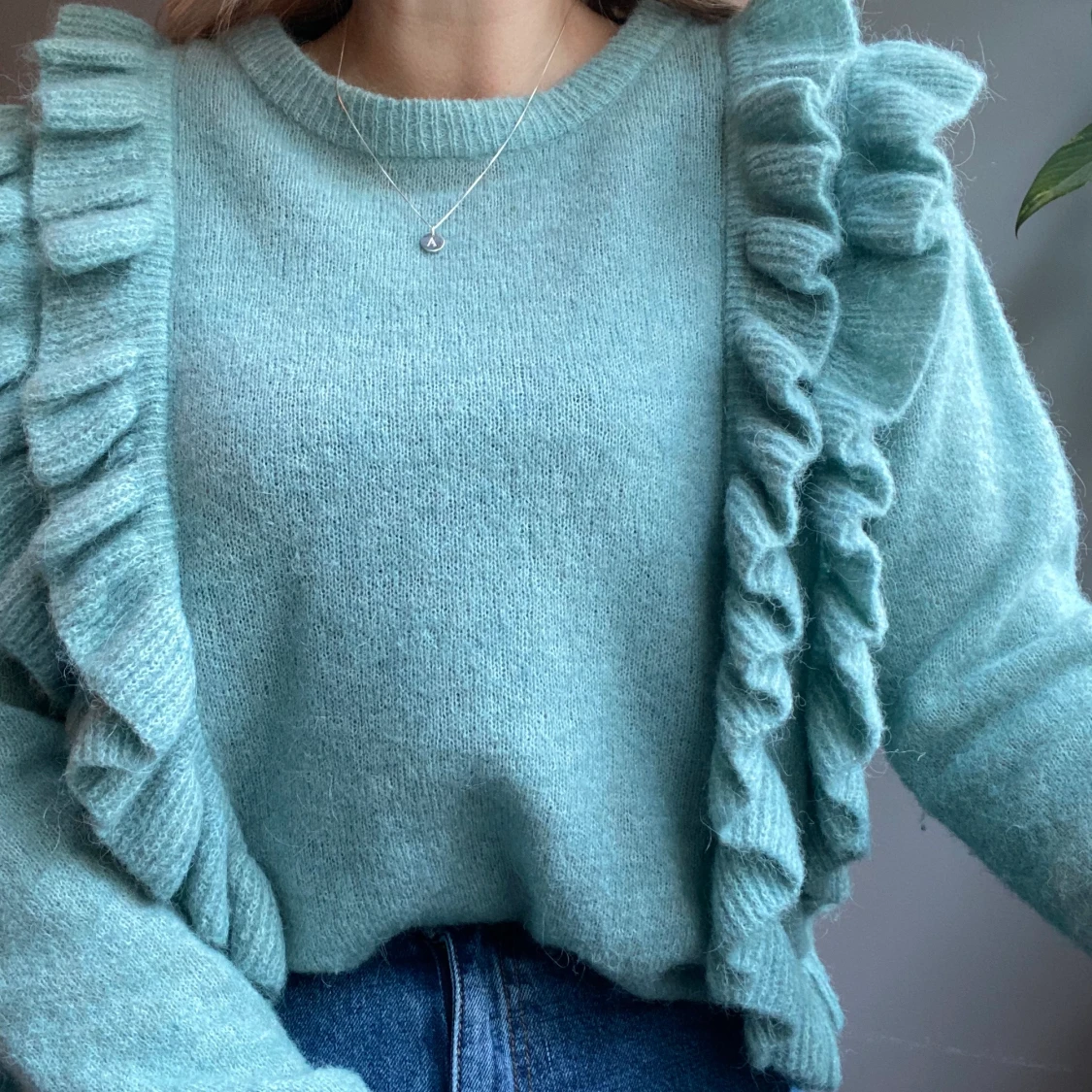 Superfin stickad tröja med volang