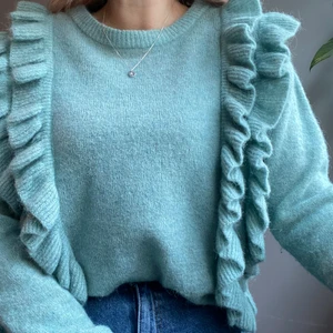 Superfin stickad tröja med volang - Älskar den här tröjan! Färgen på bild 1 stämmer bäst överens med tröjans riktiga färg. Fint skick! Köparen står för frakten ✨