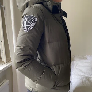 Dbrand jacka, strl S - Köpt förra året för 1999kr på bubbleroom. Mycket bra skick! Hör av dig för fler bilder 💖💖