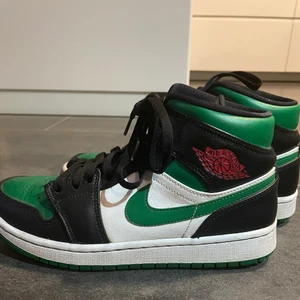 Air Jordan 1 - HÖGSTA BUD 1850 (UTAN FRAKT) Säljer mina Air Jordan 1s mid green toe som tyvärr inte kommer till användning längre, Storlek 40.5 som passar på mig som oftast bär 38-39. Skicket är väldigt bra för att vara välanvända. (Lådan finns forfarande kvar) säljer för 1100 kr och frakten kommer jag och köparen överens om. Skriv om du är intresserad!💞 