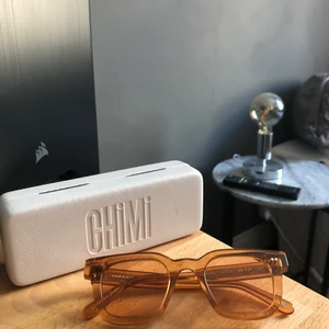 Chimi eyewear 004 Mango - Hej! Jag vill sälja ett par i princip helt nya Chimi solglasögon. Dem är använda bara ett fåtal gånger. Box och tygpåsen följer med. Dem är slutsålda överallt. Budgivning ifrån 700kr 