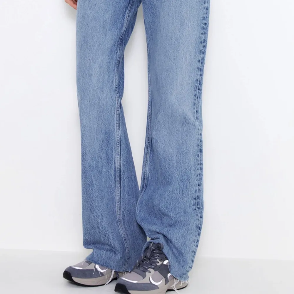 Jeans från Zara, passar någon som är runt 160. Jätte fina i skicket⭐️ . Jeans & Byxor.