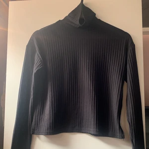 Polo tröja - Snygg polotröja från hm, tunt tyg så den är inte varm. Fin passform, slutar lite högre upp, typ höften skulle jag säga men ej croppad.    ⭐️köpare står för frakt⭐️