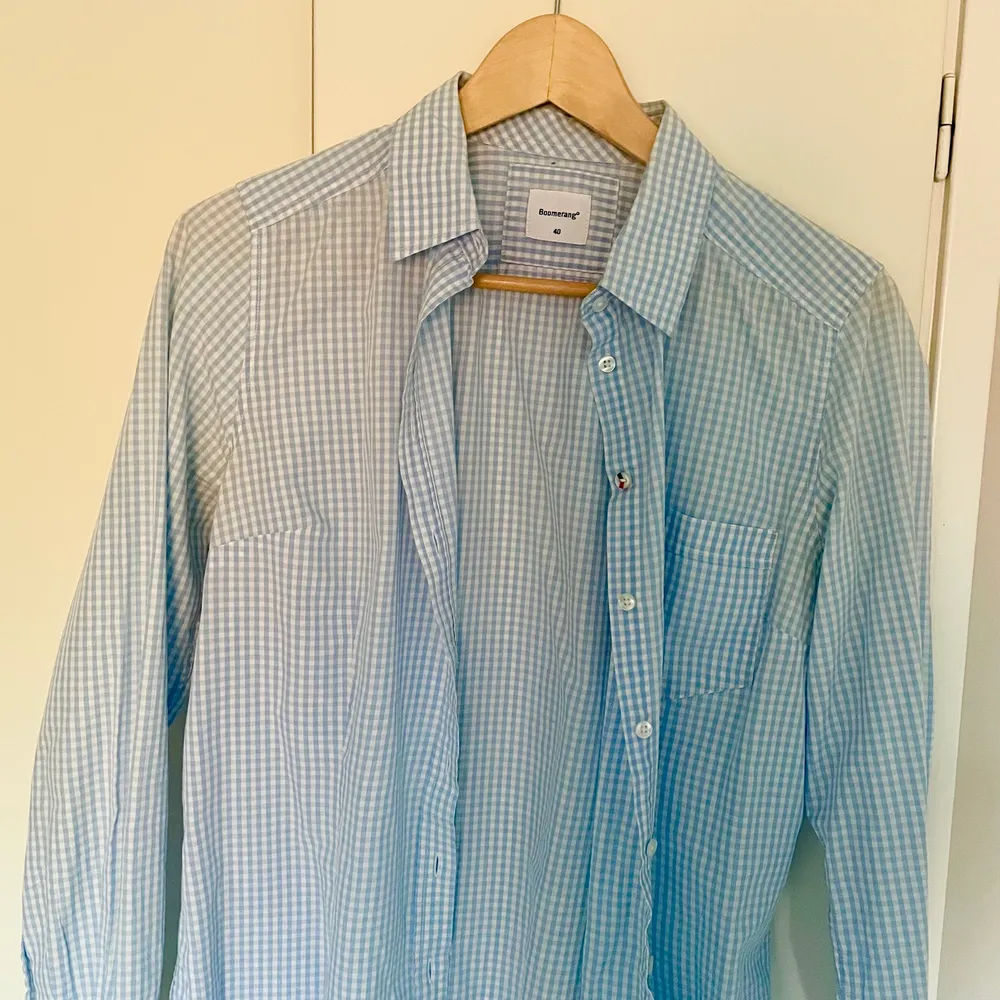 Superfin blårutig bomullsskjorta från Boomerang! Nyskick 🥰 Möts upp i Uppsala eller så står köparen för frakt. Skjortor.