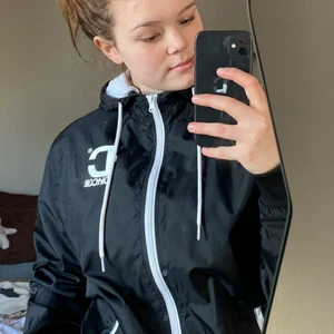 Vindjacka - Dirtcült  - Sjukt fin och skön jacka från Dirtcült, säljer pga aldrig använd. Nypris 700!