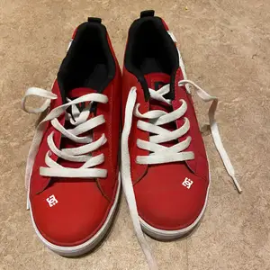 Skorna är röda med vita sömer på. Skorna är i storlek 36. Jag säljer skor a eftersom jag inte fick så mycket användning av dom
