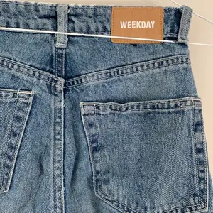 Weekday jeans i modellen row! Väl använda men nu ska de få nytt hem! St 24! Långa och snygga nu till sommaren