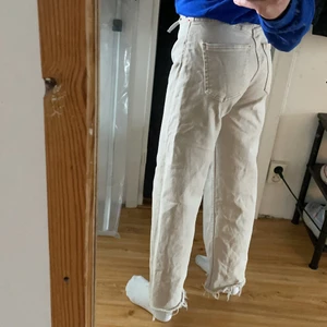 Jeans i rakvid modell comfort stretch denim.  - Ett par beiga jeans.  fransiga nertill  Aldrig använt storlek xs. 
