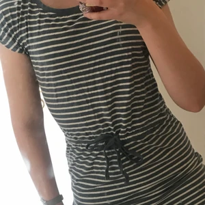 35 kr - Fin klänning i färgen ljus blå från mimmis i storleken xs går att spänna åt i midjan och runt material, fin kvalite 35+ frakt 24kr☺️