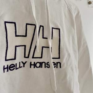 Vit hoodie från Helly Hansen men mörklila tryck, syns dock inte på bilderna att det är lila. 3 små fläckar (syns på sista bilden vid luvan). Storlek M men passar mindre💫