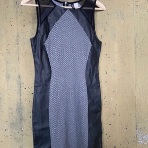 Klänning från HM - Säljer min klänning från HM då den blivit för liten. Skinnmaterial på sidorna och tyg i mitten och längst upp vid halsen mesh tyg 🖤 