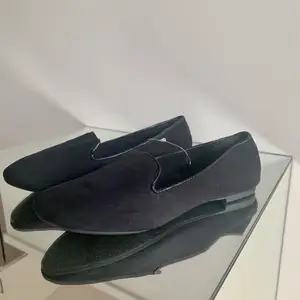 Helt nya svarta loafers, som aldrig blivit använda. Säljes då jag rensar i garderoben. Storlek 40. Lackad kant samt svart tyg. Liten klack. Skriv vid frågor :)