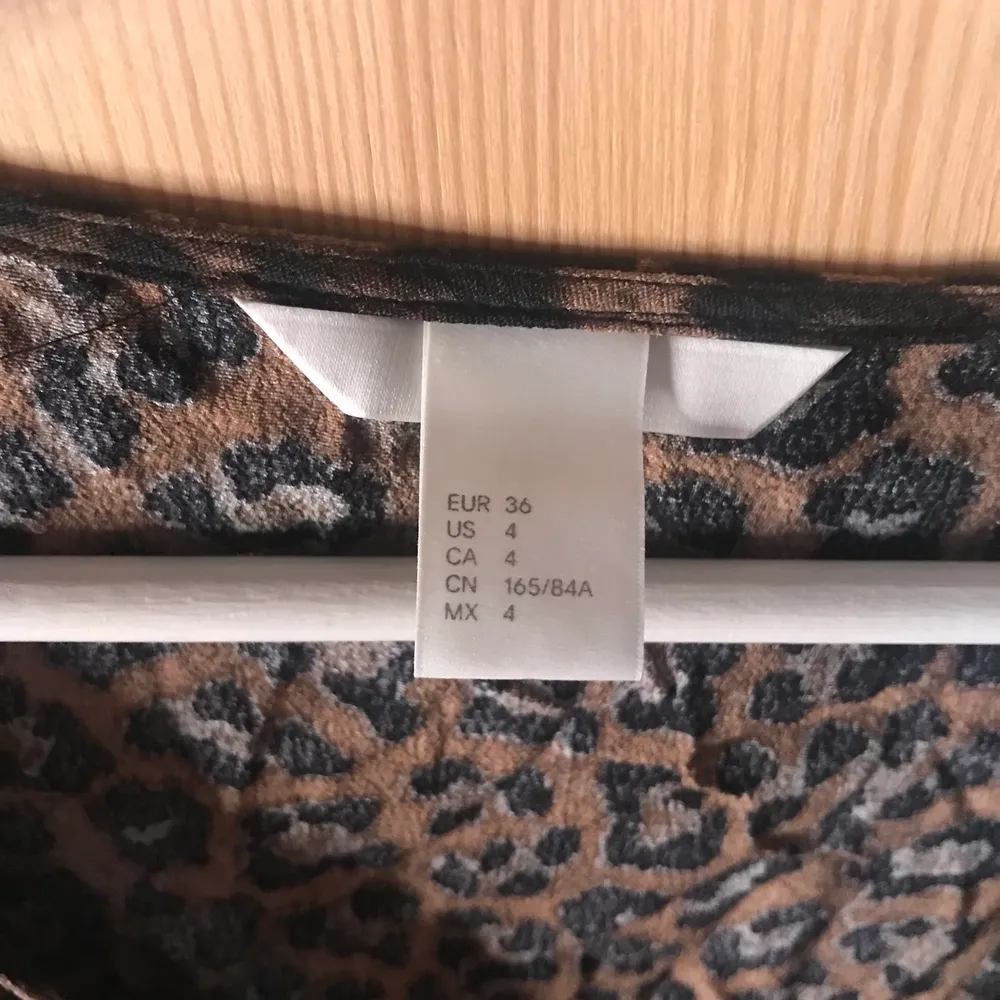 ALDRIG ANVÄND! Omlottklänning från H&M i storlek 36. Leopardmönster och knyte. Långa ärmar och själva klänningen går över knäna. En midiklänninh. Lågt pris pga möts ej upp utan skickar på post och köpare står för frakt! :). Klänningar.