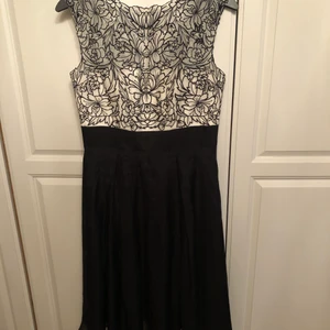 Klänning - Super fin klänning med lite djupare rygg ( se bild 2). Den är en lite fluffig kjol på och spets på överdelen.   Strl: 6 vilket blir typ 36. Klänningen är i märket Coast och är verkligen super fin! Fick den av en kompis men har aldrig haft chansen att använda den och nu är den tyvärr lite tajt på mig för att jag ska kunna ha den.   Det är en dragkedja på vänster sidan för att kunna ta på och av sig den. Jag har även sytt in banden (bild 3) då de var för långa för mig men detta borde inte vara några större problem att ta bort med en liten sax eller liknande.   Nypris: 700kr- Mitt pris: 400kr eller bud.   Undrar du något kolla profilen eller kika in i chatten ☺️