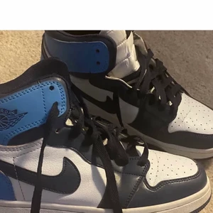 Jordan 1 obsidian strl: 38.5 - lägger upp igen pga oseriösa köpare. Säljer de direkt för 1300 kr (ingen budgivning). Jag köpte dessa av någon på plick för ett par veckor sedan💕
