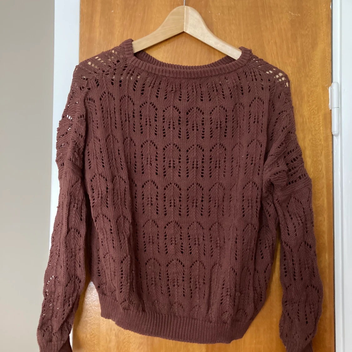 Brun mysig virkad tjocktröja - 90