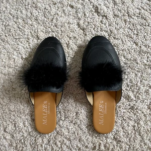 Sandaler / klackar - Säljer dessa svarta sandaler med ”fluff” på, även dessa röda klackar! 120kr/st