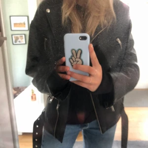 Skinnjacka Linn Ahlborg x Nakd  - Säljer denna assnygga oversized skinnjacka då den är något för stor i min smak, Stl 40 men kan passar från stl 36-40 beroende på hur man vill ha den! Bud från 200 kr🧚🏼‍♂️🧚🏼‍♂️